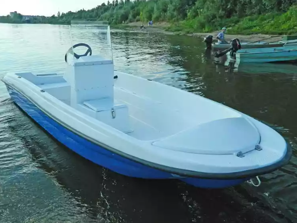 Стеклопластиковая лодка Пингвин с консолью (тримаран) в Димитровграде Стеклопластиковая лодка Пингвин с консолью (тримаран) в Димитровграде