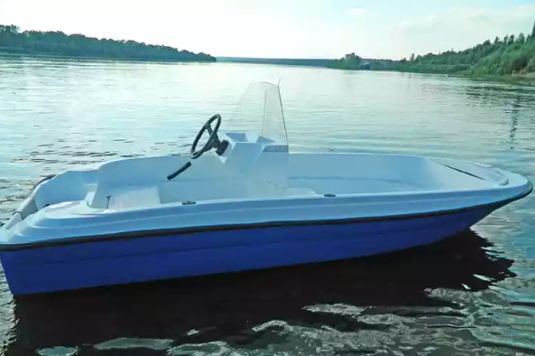 Стеклопластиковая лодка Пингвин с консолью (тримаран) в Димитровграде Стеклопластиковая лодка Пингвин с консолью (тримаран) в Димитровграде
