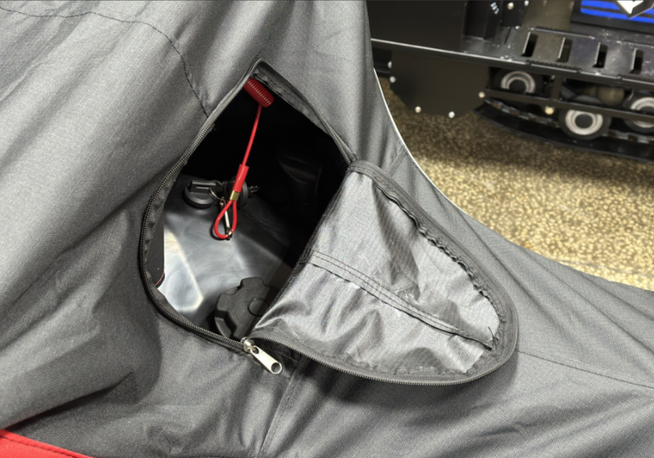 Чехол транспорт. снегохода IKUDZO HUNTER черно-красный Оксфорд ПРЕМИУМ качества с лого IKUDZO в Димитровграде Чехол транспорт. снегохода IKUDZO HUNTER черно-красный Оксфорд ПРЕМИУМ качества с лого IKUDZO в Димитровграде