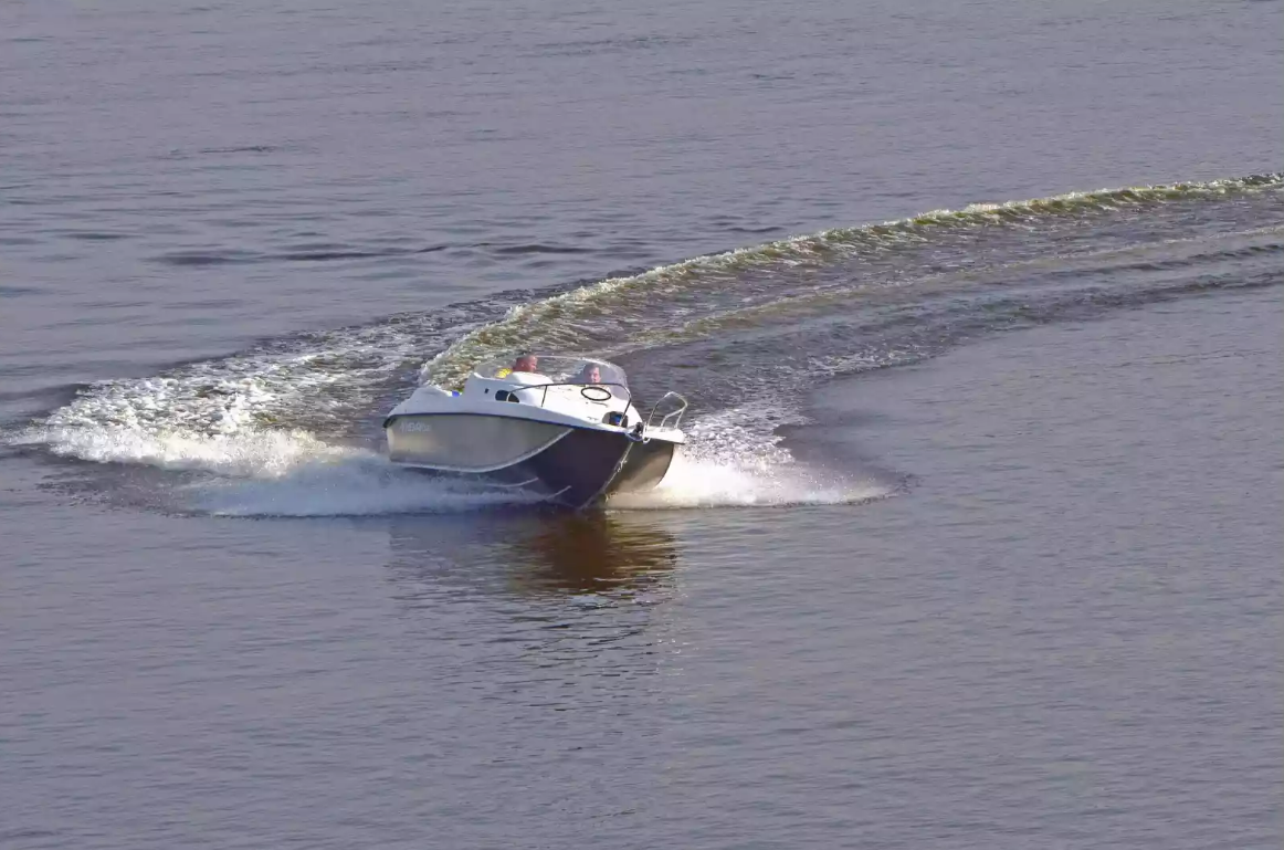 Комбинированный катер Neman-530 с каютой в Димитровграде Комбинированный катер Neman-530 с каютой в Димитровграде