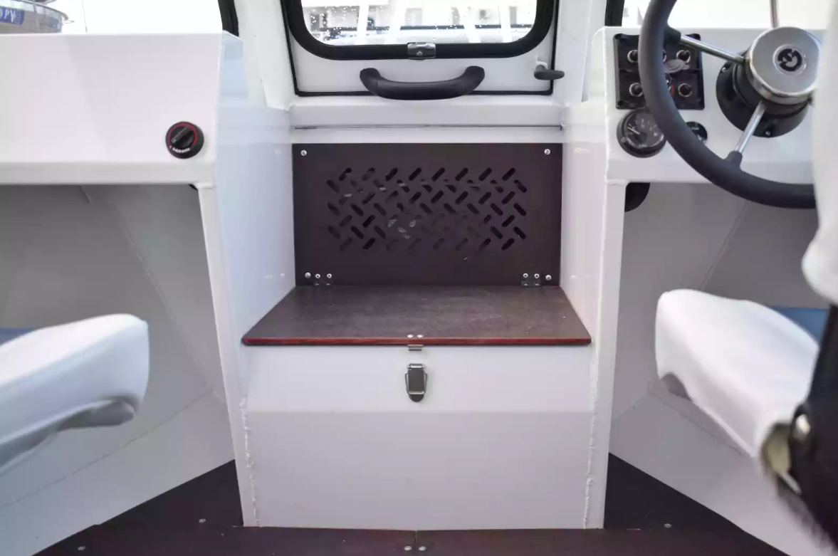 Алюминиевый катер Неман-500 (закрытая рубка) в Димитровграде Алюминиевый катер Неман-500 (закрытая рубка) в Димитровграде