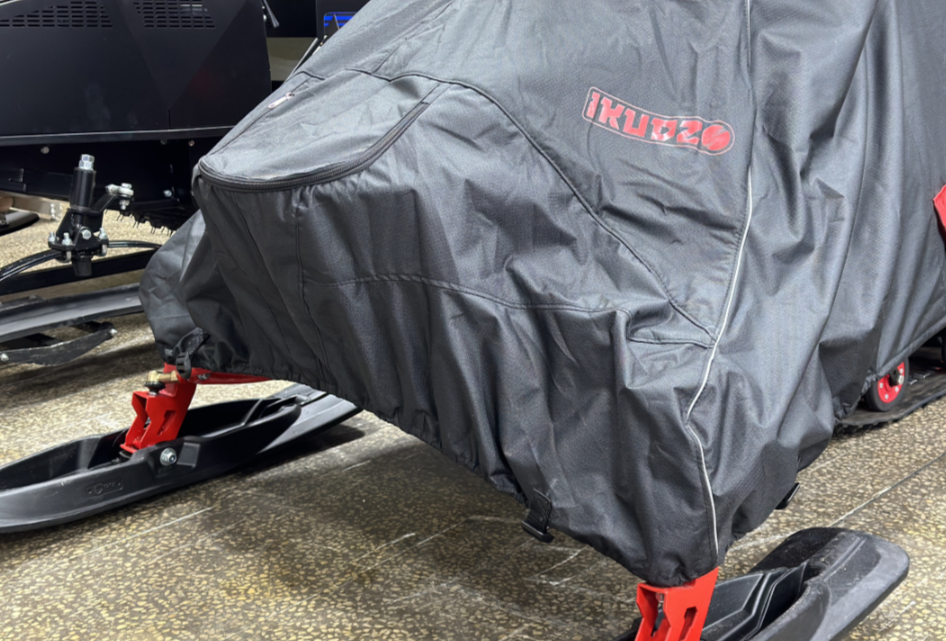 Чехол транспорт. снегохода IKUDZO HUNTER черно-красный Оксфорд ПРЕМИУМ качества с лого IKUDZO в Димитровграде Чехол транспорт. снегохода IKUDZO HUNTER черно-красный Оксфорд ПРЕМИУМ качества с лого IKUDZO в Димитровграде