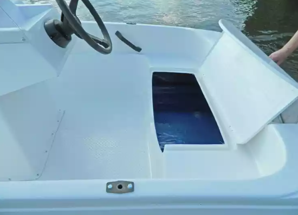 Стеклопластиковая лодка Пингвин с консолью (тримаран) в Димитровграде Стеклопластиковая лодка Пингвин с консолью (тримаран) в Димитровграде