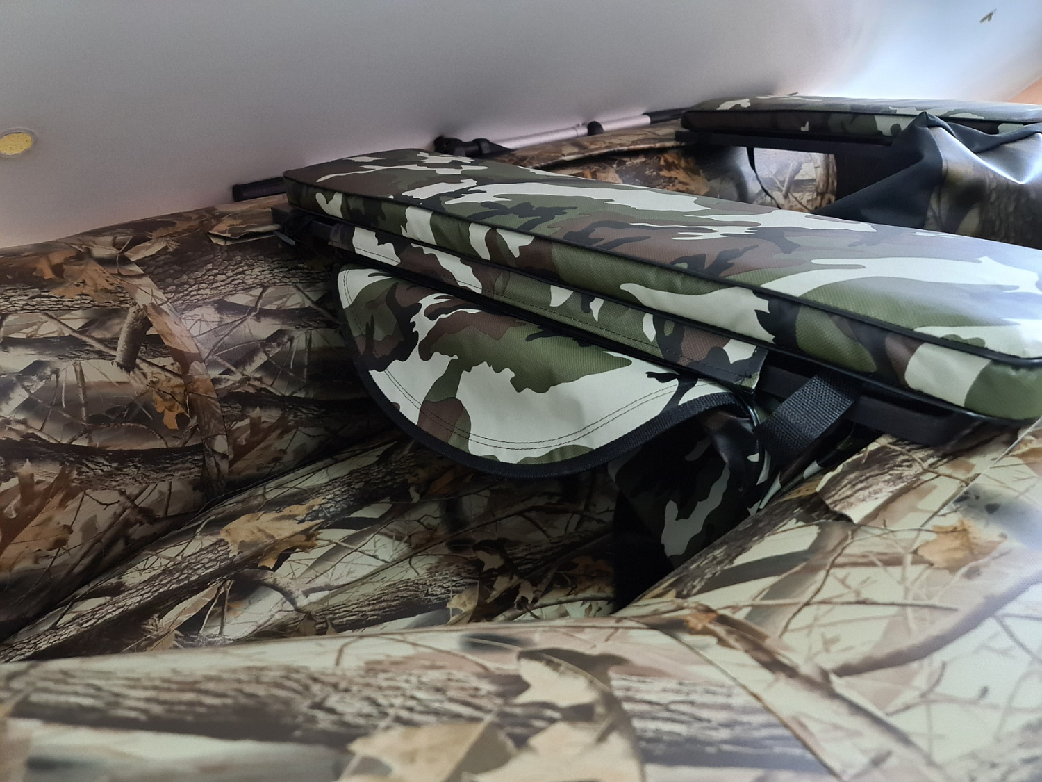 КОМПЛЕКТ МЯГКИХ НАКЛАДОК С СУМКОЙ ДЛЯ ЛОДОК 105Х20 КАМУФЛЯЖ в Димитровграде